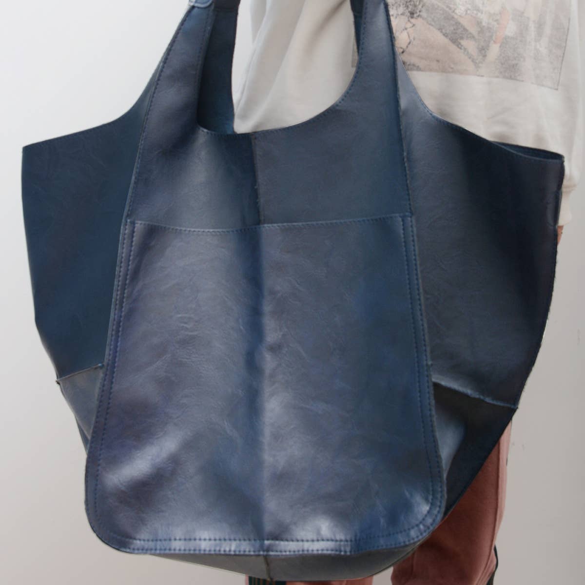 VINTAGE TOTE BAG WITH SPACIOUS STORAGE CAPACITY