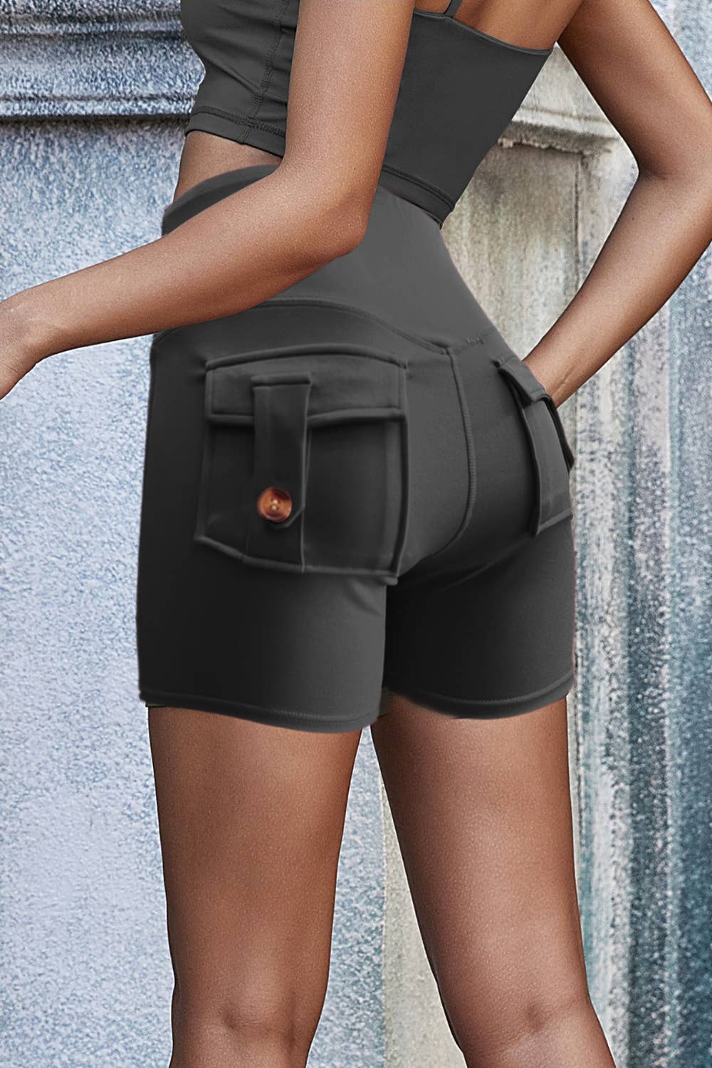 Solid color active yoga shorts with 3D cargo pockets back