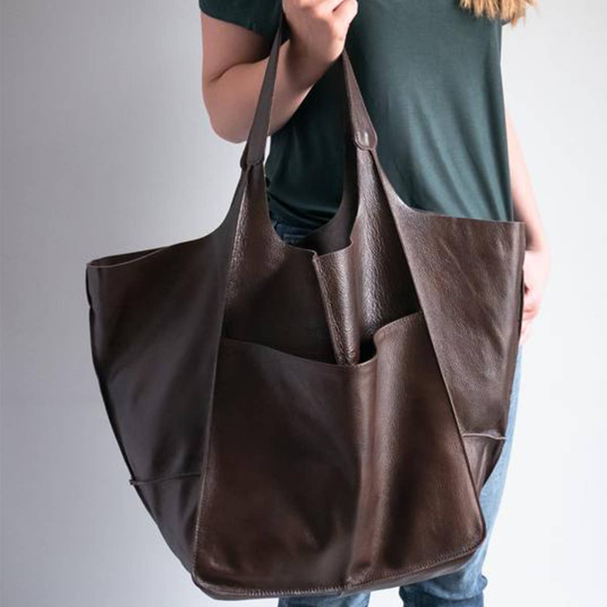 VINTAGE TOTE BAG WITH SPACIOUS STORAGE CAPACITY