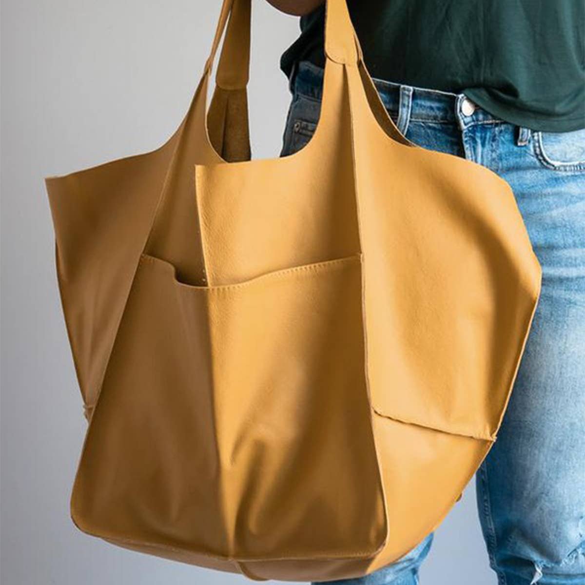 VINTAGE TOTE BAG WITH SPACIOUS STORAGE CAPACITY