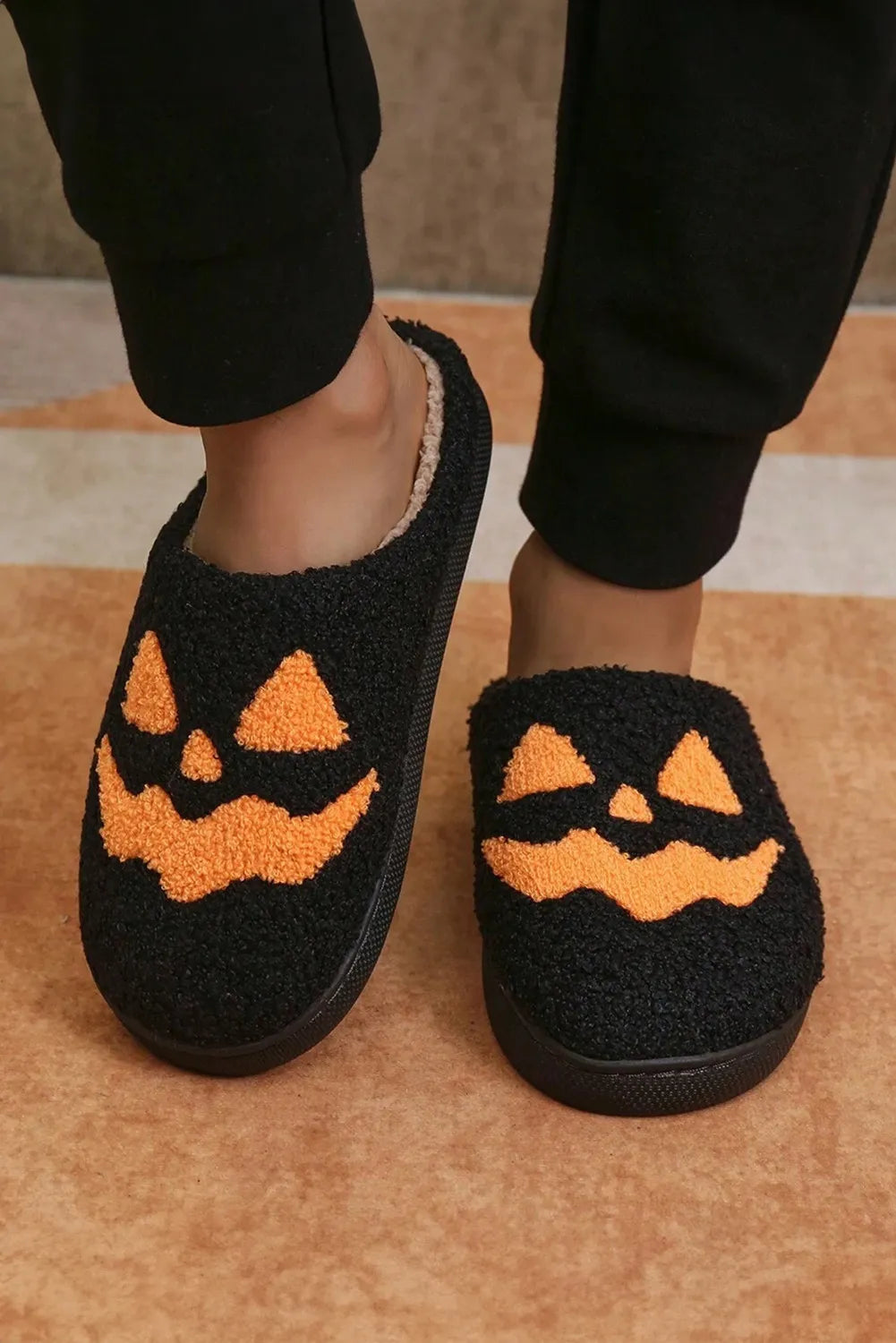 Halloween Pumpkin Face Graphic Plush Slippers