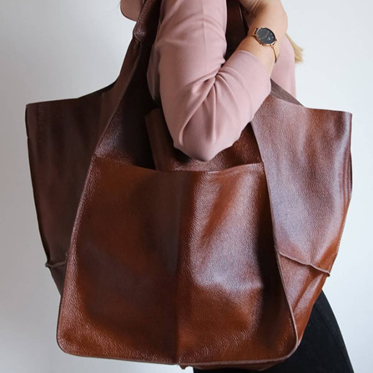 VINTAGE TOTE BAG WITH SPACIOUS STORAGE CAPACITY