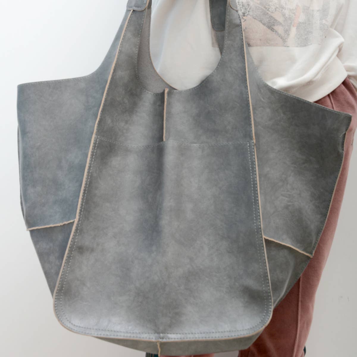 VINTAGE TOTE BAG WITH SPACIOUS STORAGE CAPACITY