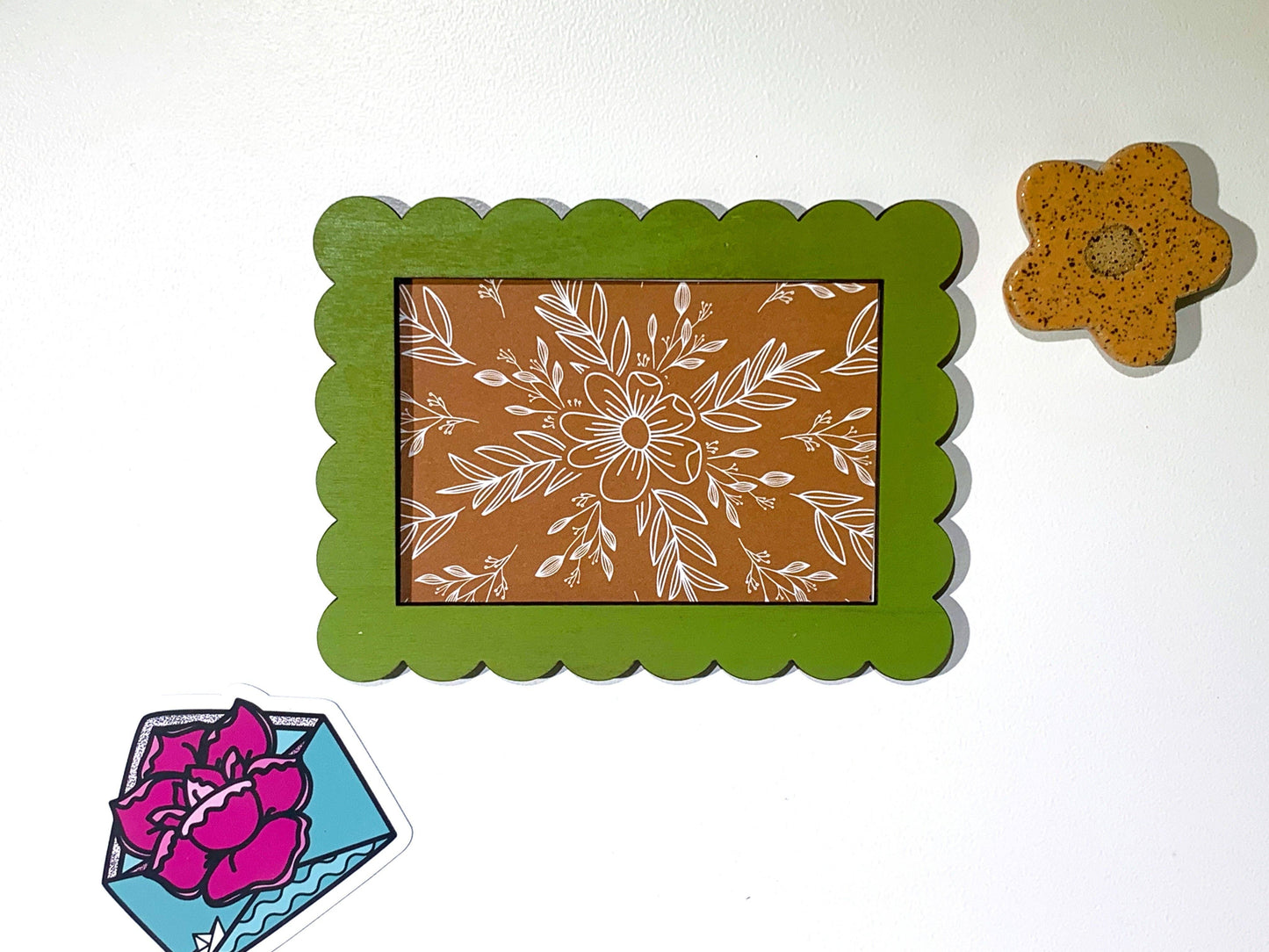 Wooden Scallop Magnet Frames