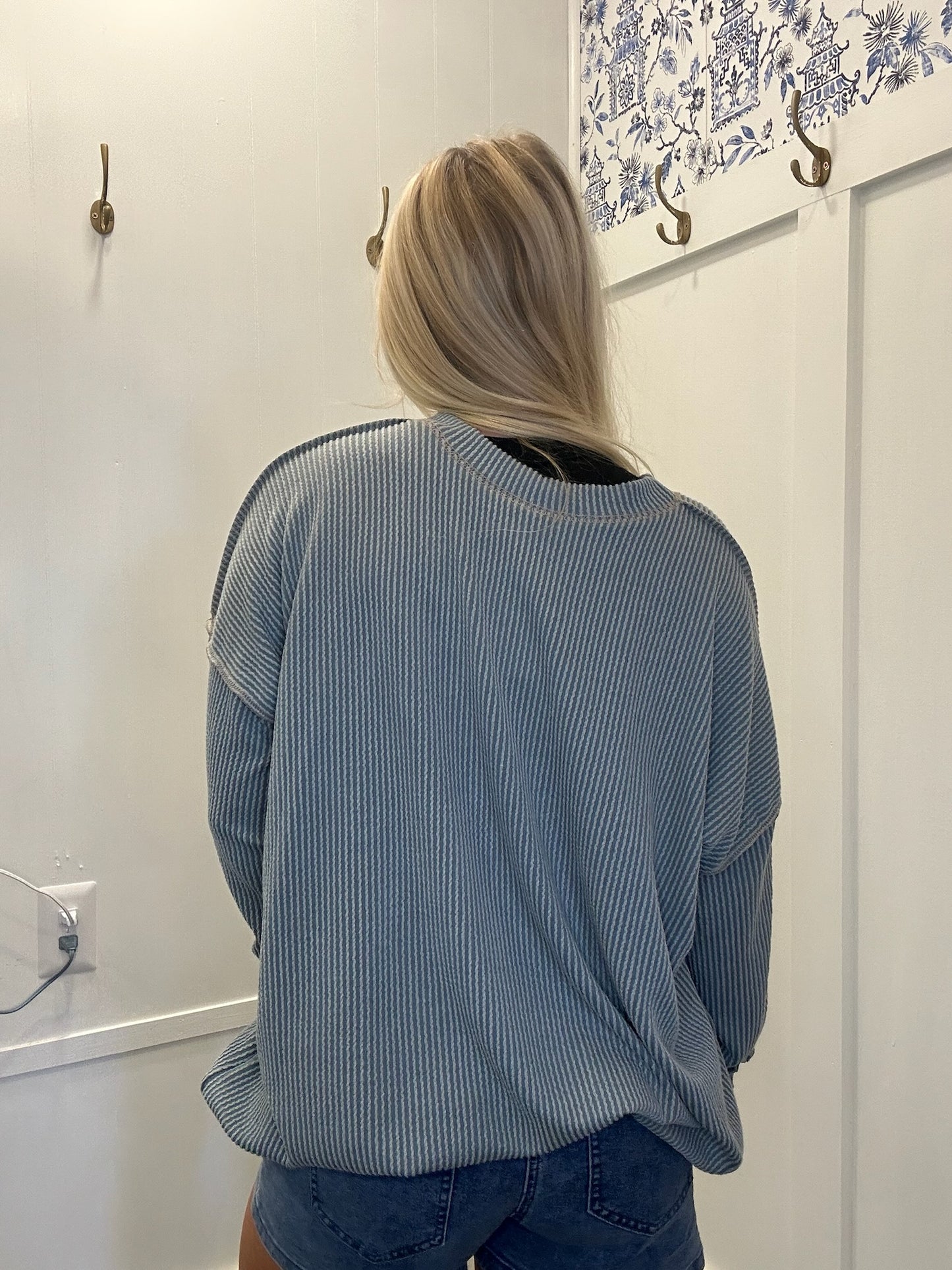 OVERSIZED SWEATSHIRT WITH THUMB HOLE