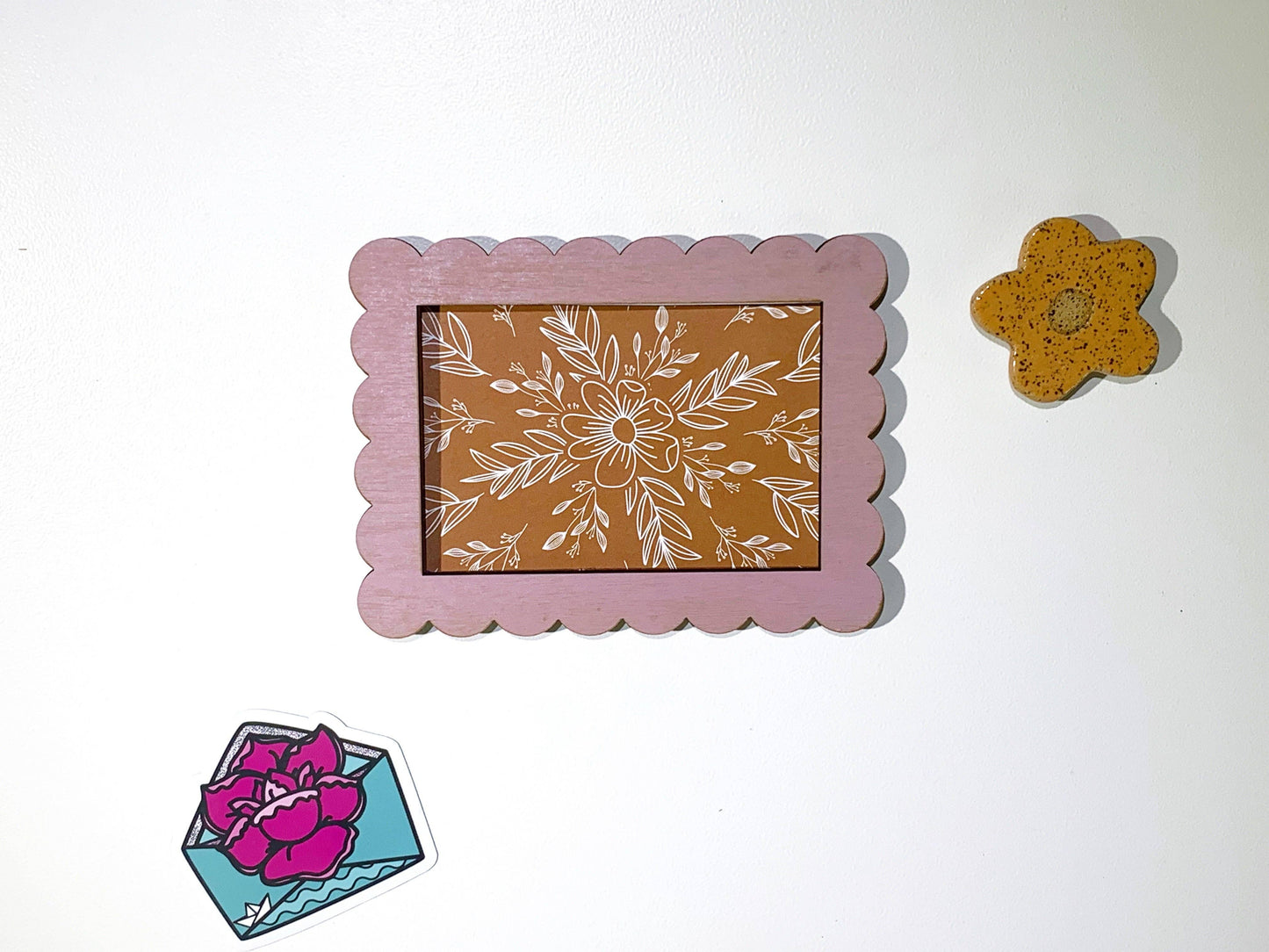 Wooden Scallop Magnet Frames