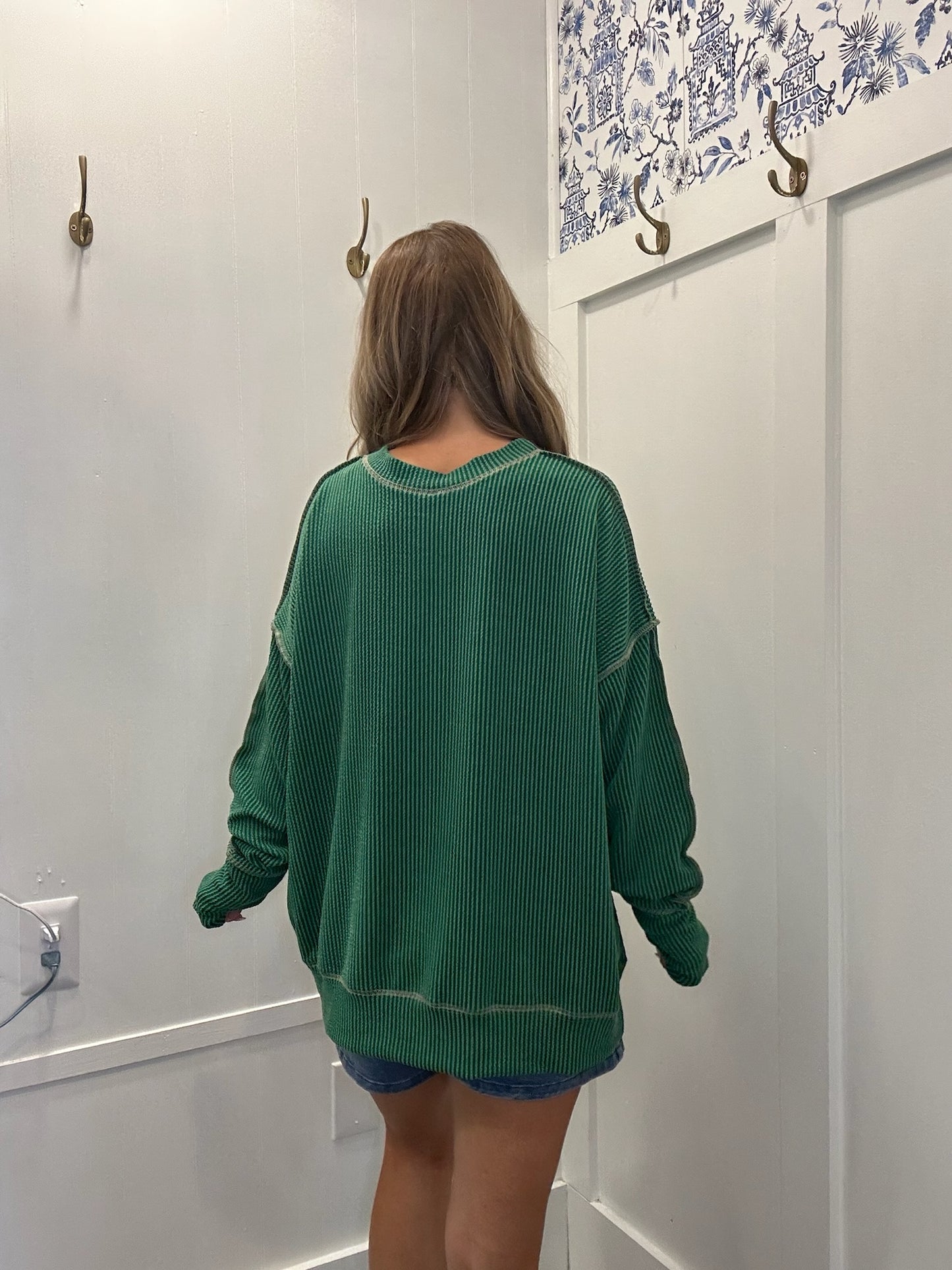 OVERSIZED SWEATSHIRT WITH THUMB HOLE