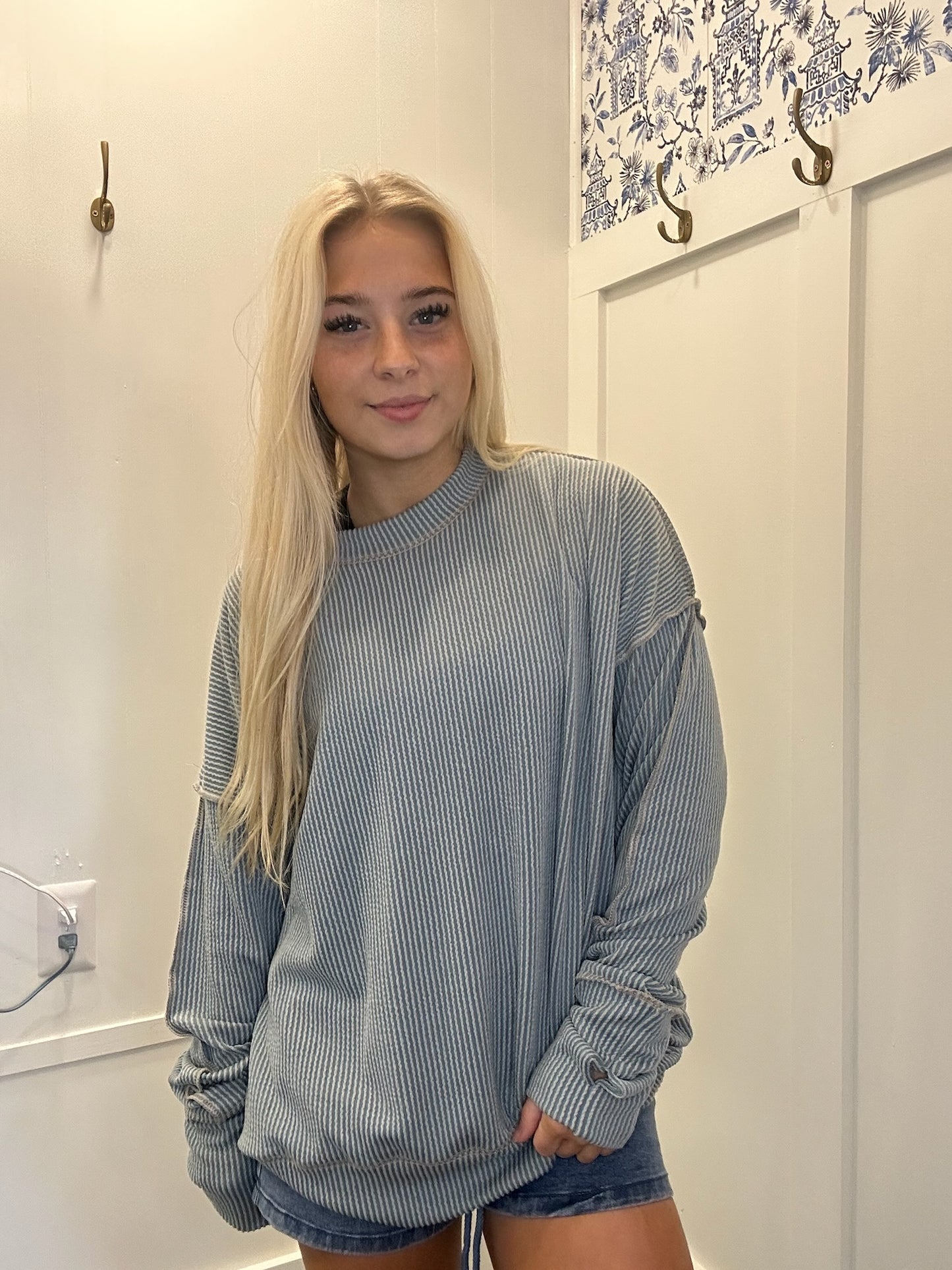 OVERSIZED SWEATSHIRT WITH THUMB HOLE