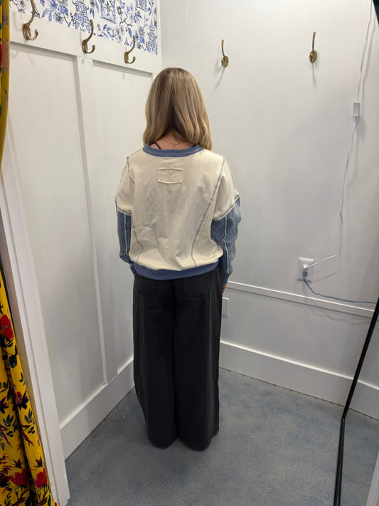 MIX MEDIA DENIM SLEEVE KNIT TOP