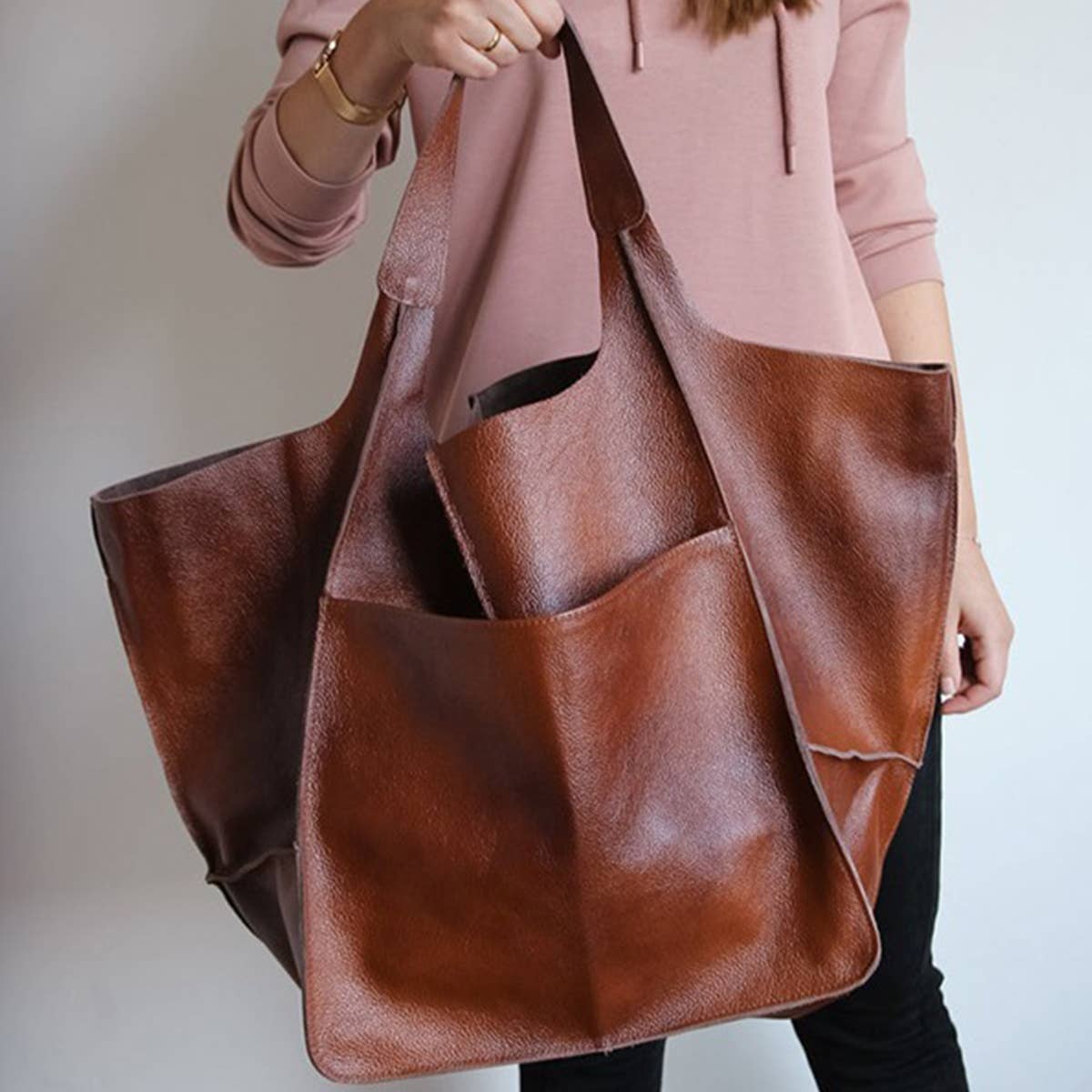 VINTAGE TOTE BAG WITH SPACIOUS STORAGE CAPACITY