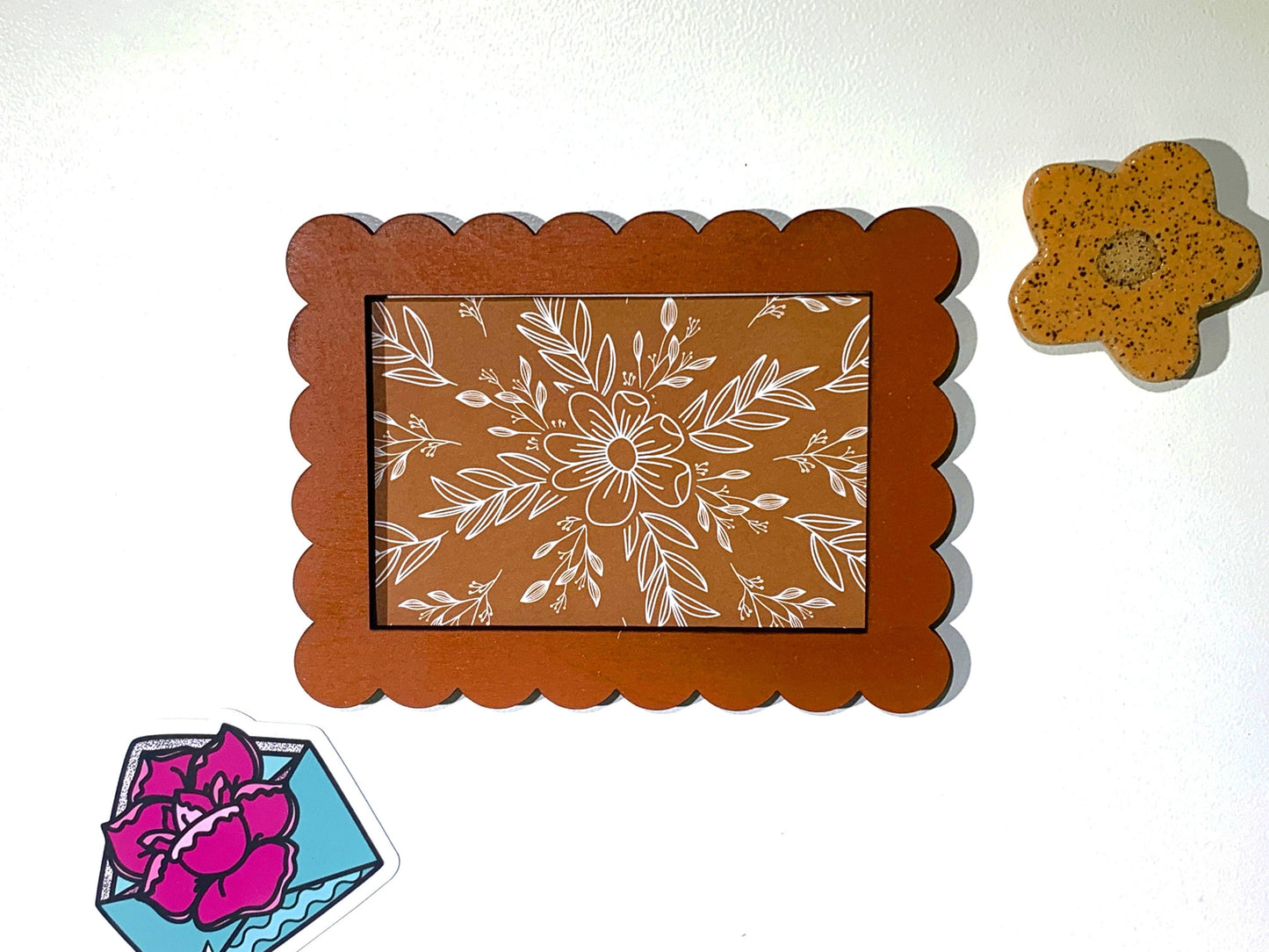 Wooden Scallop Magnet Frames