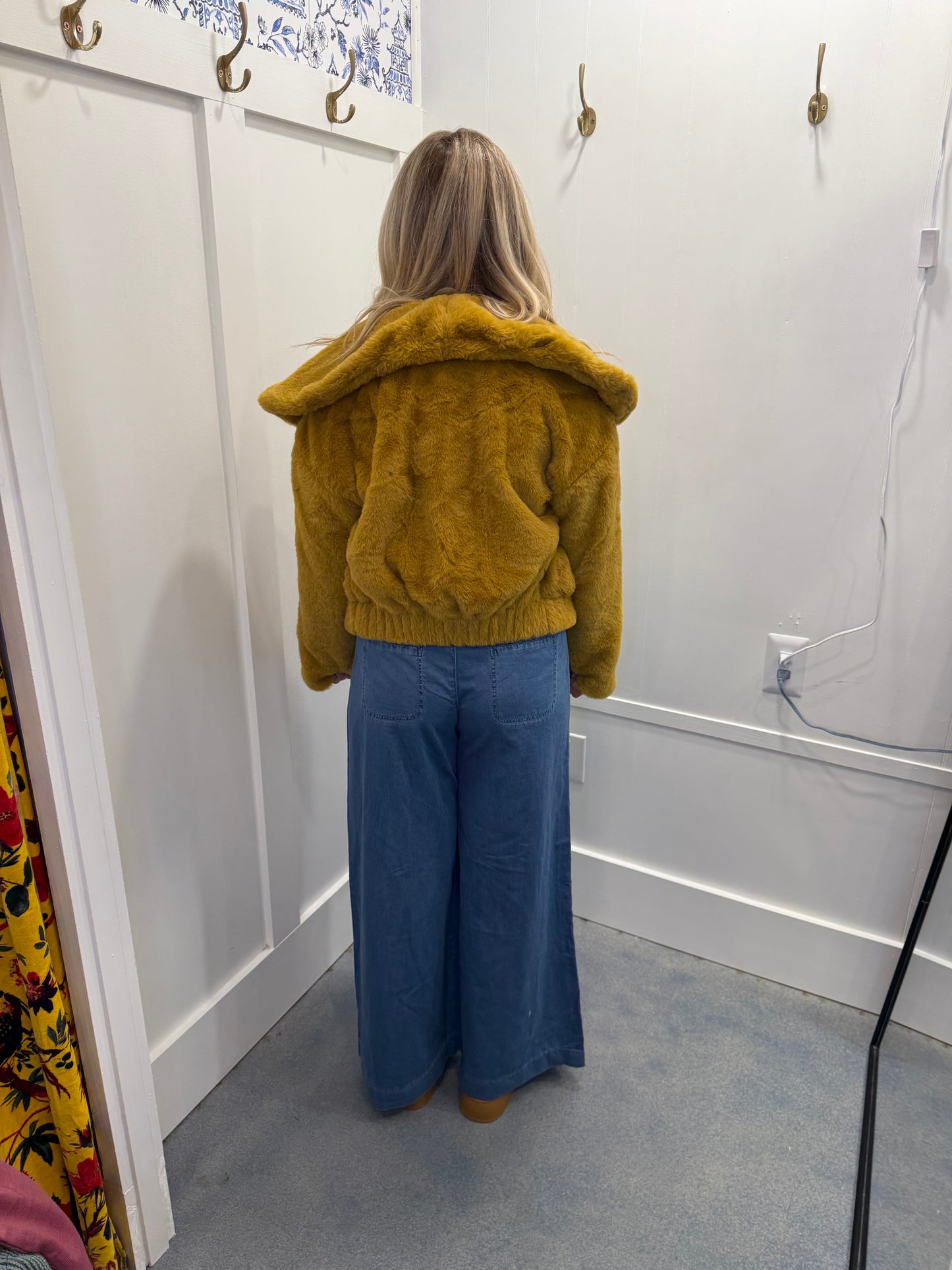 FAUX FUR SNAP CLOSURE ELASTIC WAIST LONGSLEEVE JACKET