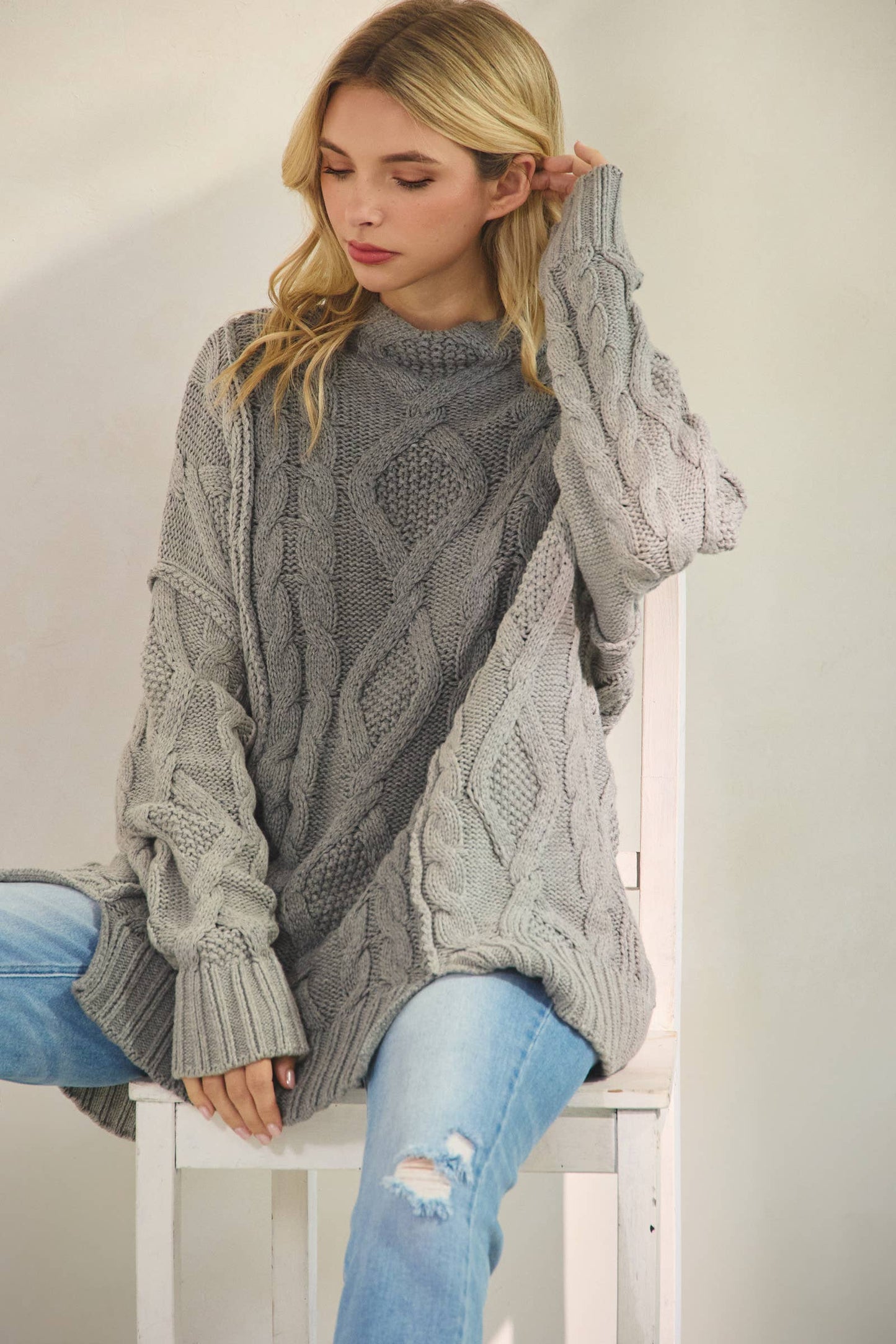 OVERSIZED KNIT DESIGN L/S ROUND NECK SWEATER